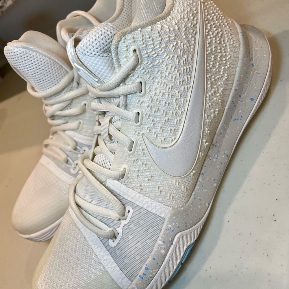 Nike Kyrie 3 off white